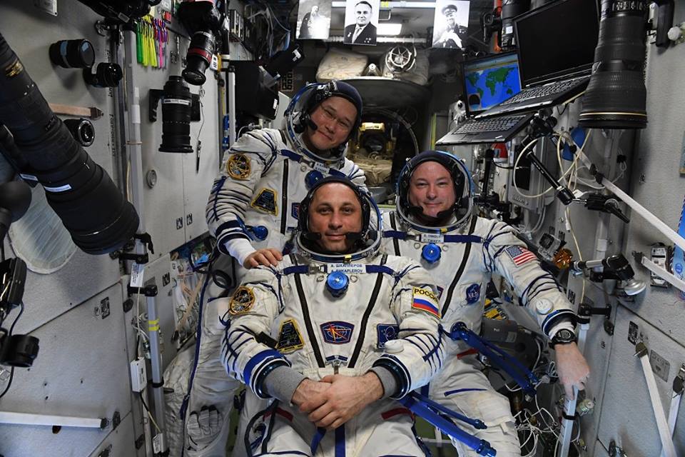 Какие космонавты сейчас в космосе 2024 год. Астронавт тингл Скотт. Космонавт в корабле.