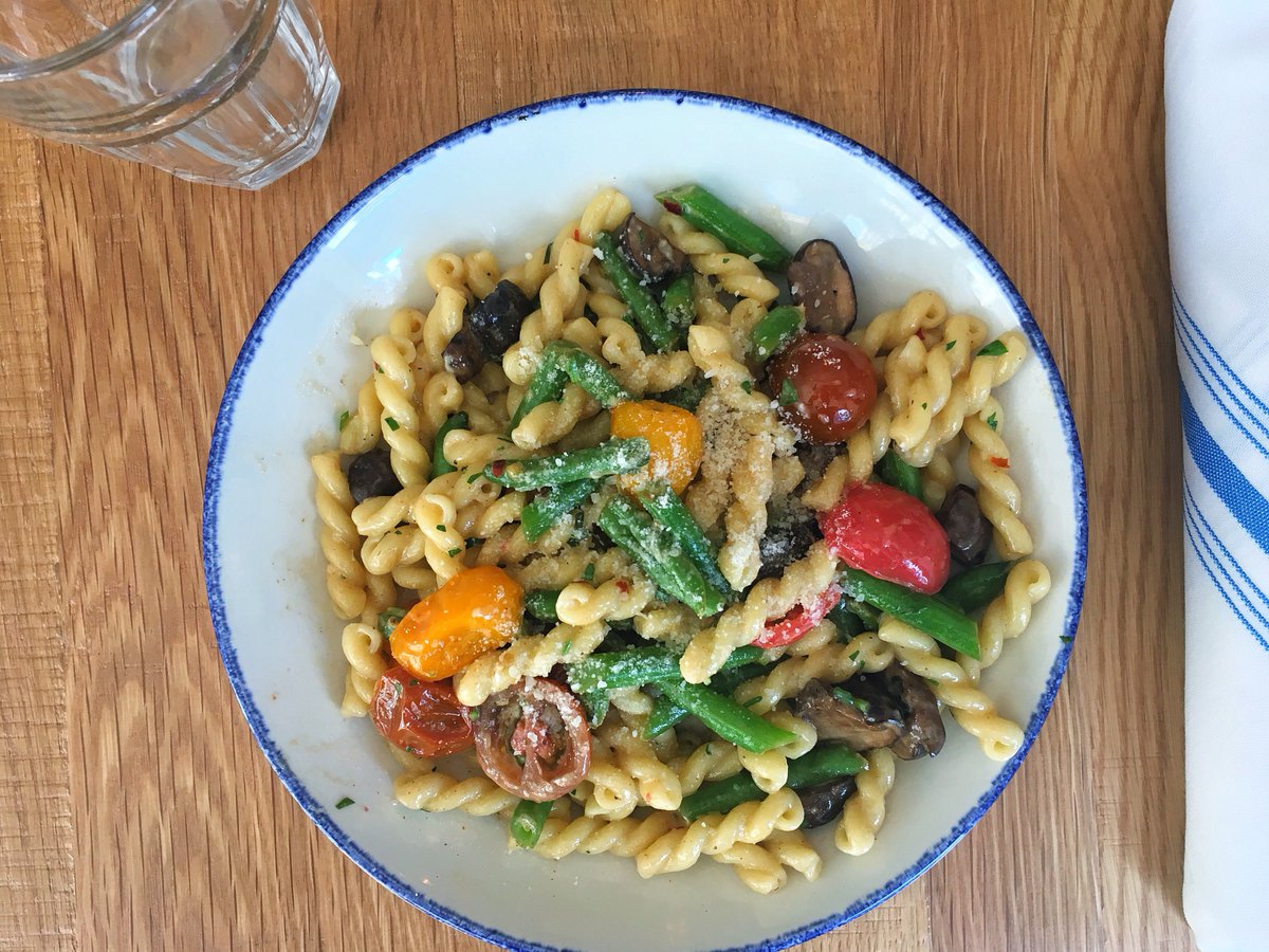Have you tried our new Garden Vegetable Pasta yet? Seasonal, delicious and perfect for Sunday dinner 😋 Make your reservations on <a href="/Reserve/">Reserve</a> or walk-in 
#landandlakechi #sundaydinner #seasonal #chicagodinner