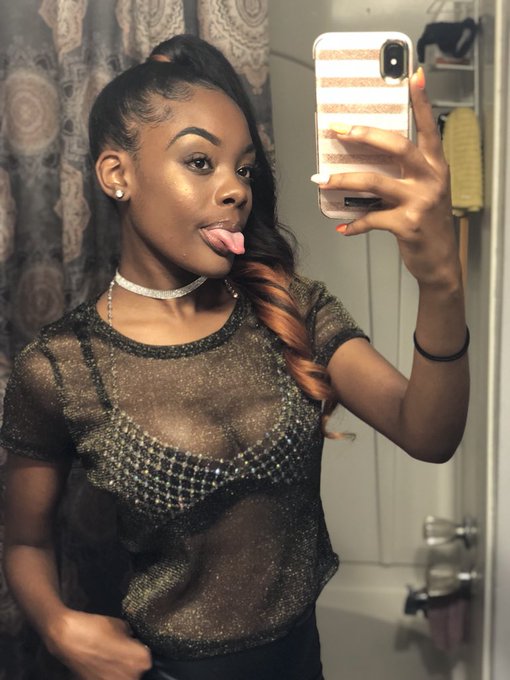 Watch Mom's leaked NSFW photo on TwXstars