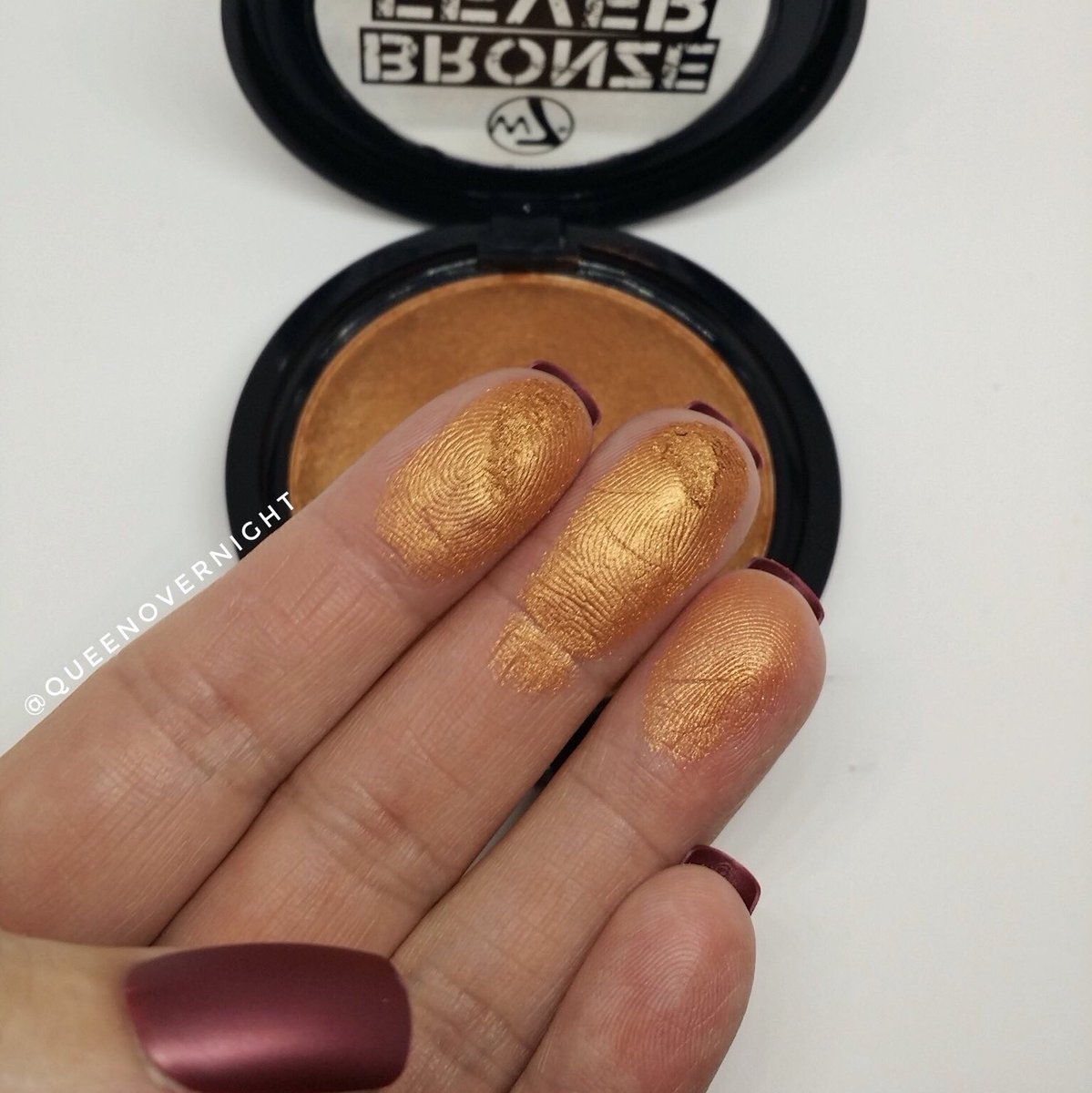 QueenOvernight's tweet photo. Still in love with this bronzer 🤩🤩
Perfect for the summer!☀️☀️☀️

#Ireland #MakeupAddict #makeup #maquillage #maquiagem #maquilhagem #bronzer #bronze #cosmetics #bblogger #bbloggers #beauty #beleza #Belleza #shade #products #CrueltyFree #BankHolidayWeekend #summer https://t.co/XbwPJpIEEH