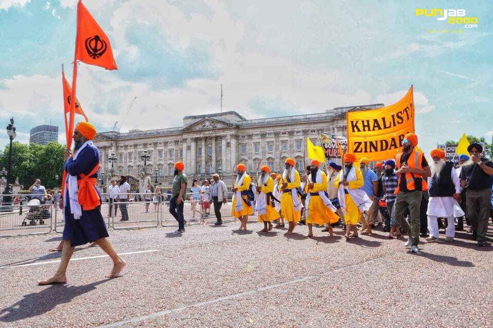 SikhFedUK's tweet photo. Some amazing pictures of Sikh Remembrance March passing Buckingham Palace. @metpoliceuk who have known about event since Dec 2017 were negligent in their duties. Sikh youngsters rose to challenge &amp; risked their lives in stopping traffic &amp; closing roads @SadiqKhan @MayorofLondon https://t.co/8RhXs8xuGo