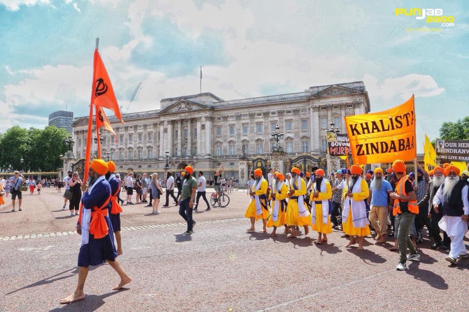 SikhFedUK's tweet photo. Some amazing pictures of Sikh Remembrance March passing Buckingham Palace. @metpoliceuk who have known about event since Dec 2017 were negligent in their duties. Sikh youngsters rose to challenge &amp; risked their lives in stopping traffic &amp; closing roads @SadiqKhan @MayorofLondon https://t.co/8RhXs8xuGo