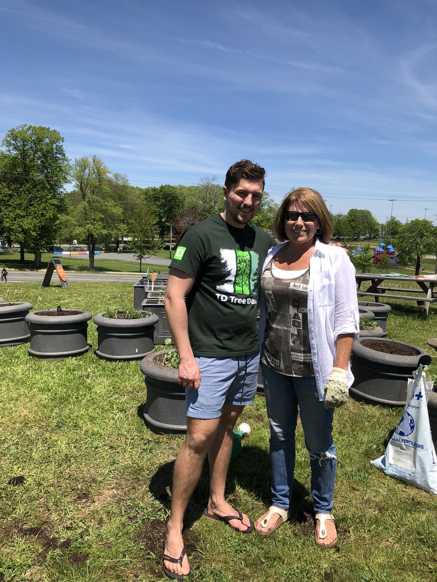 Pilon89's tweet image. Let’s get things growing in the neighbourhood! #SpaceToGrow. Great idea @KarlaonQuinpool. Stop by the branch in a few weeks for some 🍓🥒🌶🍅🥗 @Krista47Hanson @JoshHakk_TD