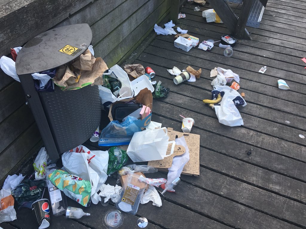 LauraJul's tweet image. Kære @koebenhavner Vil I stille store skraldespande på Havneholmens mole, hvor folk bader? 🙏🏽 Folk er søde til at bruge spandene, men de er ikke designet til emballager i større mængder. Så mågerne har en fest ved de overfyldte spande. Og så havner skraldet på molen og i vandet