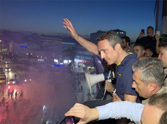 Başkanımız Ali Koç, meşaleler ve tezahüratlar eşliğinde stadımızın hemen yanında kendisine sevgi gösterilerinde bulunan taraftarlarımızı selamladı.