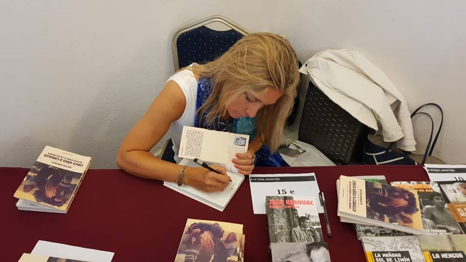 EditoresArg's tweet photo. Presentación de "Cinco años a caballo" de Bettina Bonifatti en la Casa de Iberoamérica, Cádiz, España. Acompañan a la autora, Martín Rearte, vicecónsul de la República Argentina en Cádiz, y Esteban Bertola de Editores Argentinos. https://t.co/bPNBHkrXDJ