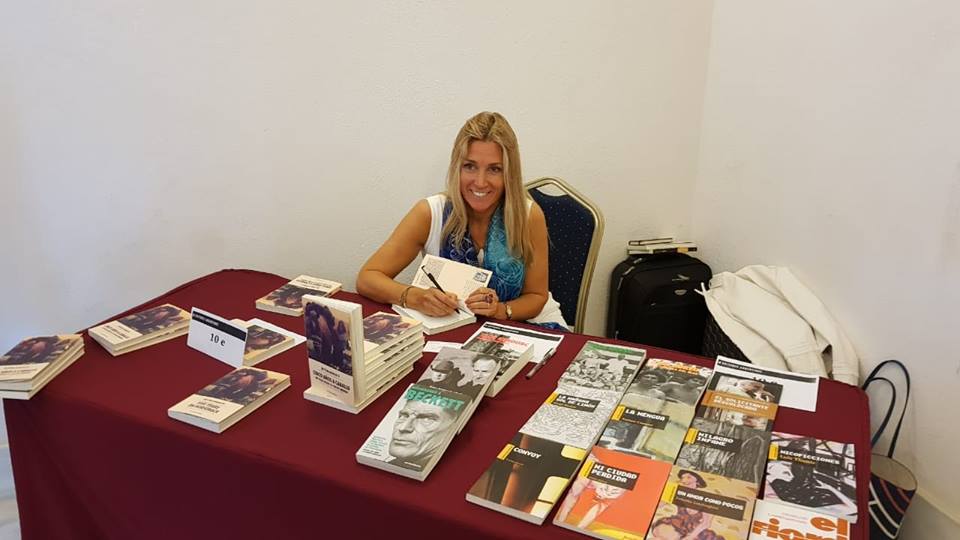 EditoresArg's tweet photo. Presentación de "Cinco años a caballo" de Bettina Bonifatti en la Casa de Iberoamérica, Cádiz, España. Acompañan a la autora, Martín Rearte, vicecónsul de la República Argentina en Cádiz, y Esteban Bertola de Editores Argentinos. https://t.co/bPNBHkrXDJ