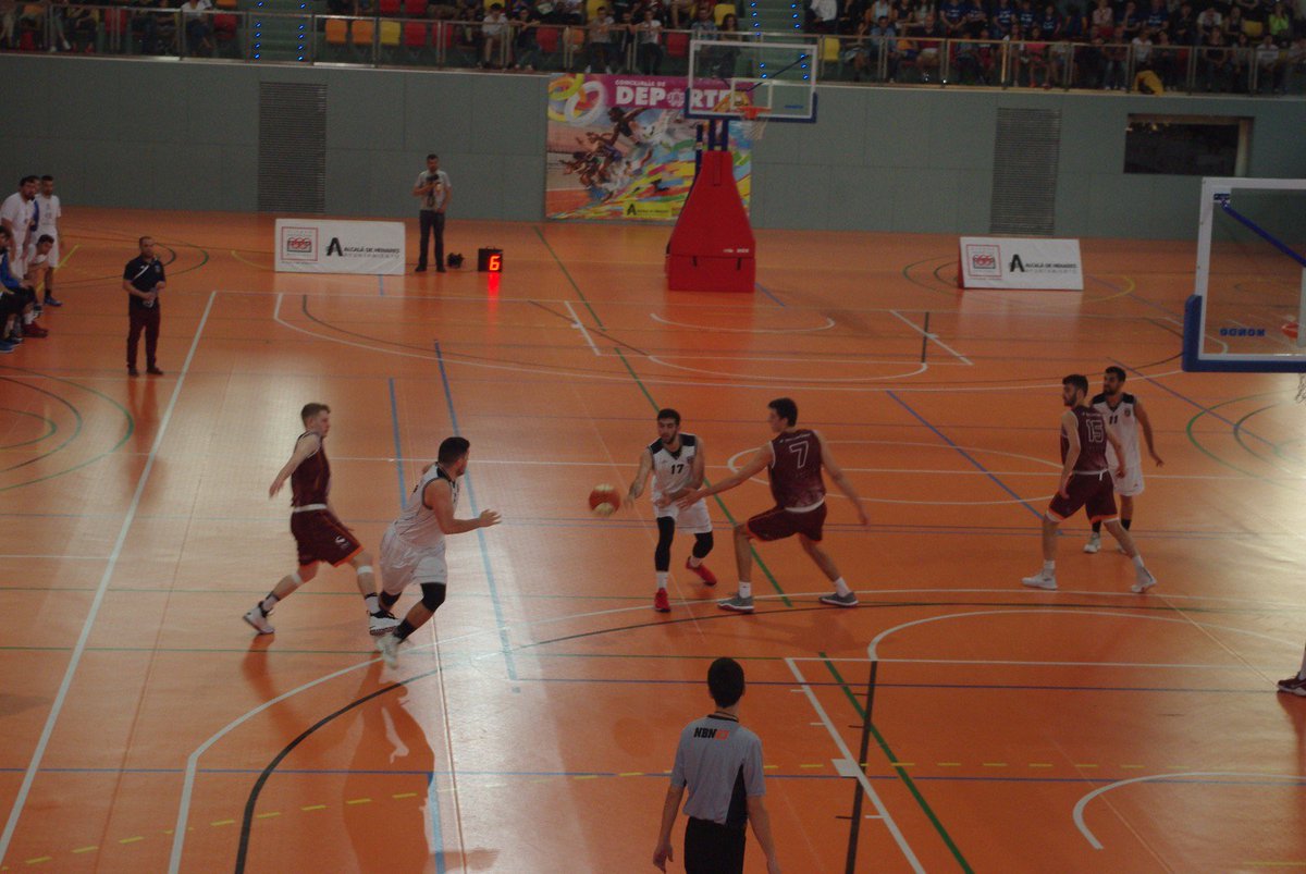 AytoAlcalaH's tweet photo. 🏀 ¡No pudo ser! El @cbalcala se queda a las puertas del ascenso a la Liga EBA. Gran apoyo de una afición de lujo que ha llenado el pabellón del Complejo Deportivo de Espartales

¡Mucho ánimo y a preparar ya la próxima temporada! 

#vamosalcala #factorcancha 💙 https://t.co/CPgY4Faw2y