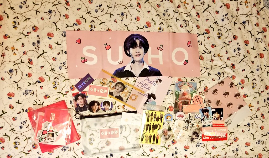 xItzyx's tweet photo. I passed out last night and totally forgot to check the mail, so today my dad woke me up by tossing this on me as a wake up call. Lol. NOW TO ORGANIZE EVERYTHING TO LOOK PRETTY!!
THANK YOU @slaysupport!!! #ssgofb https://t.co/GN6TcjCKj6