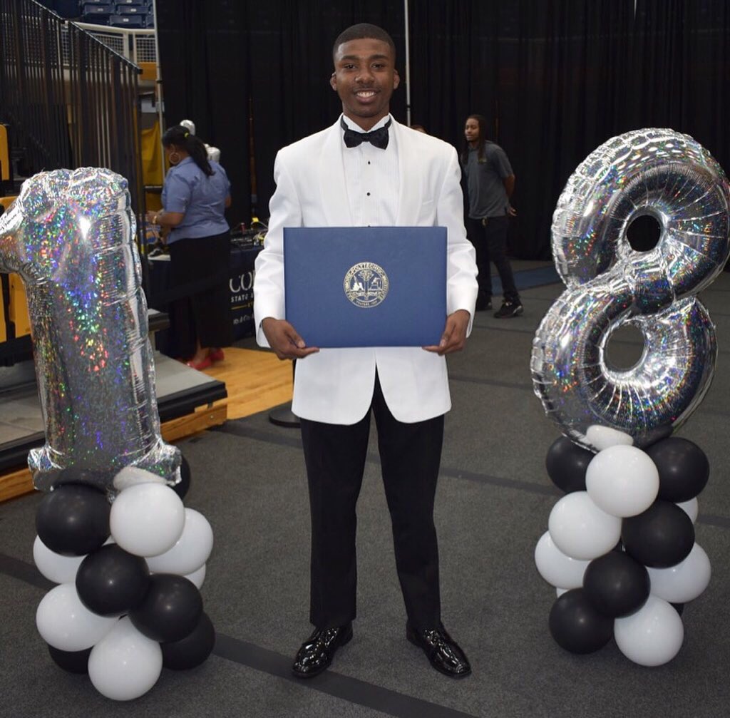 _BigTime0's tweet image. No Better Feeling! Your 2k16 Poly Prince🎗 Your 2k17 Poly Prom King🤴🏾Your All Time Poly Leading Wide Receiver🏈 IS OFFICIALLY A 2k18 POLY ALUMNI🎓 All Glory To The Man Above My Journey Is Just Beginning Let All My Success Roar🔊 #PolyAlumni #IMadeIt #ForAllTheNonBelievers ✨✨