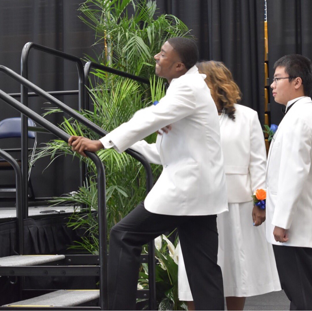 _BigTime0's tweet image. No Better Feeling! Your 2k16 Poly Prince🎗 Your 2k17 Poly Prom King🤴🏾Your All Time Poly Leading Wide Receiver🏈 IS OFFICIALLY A 2k18 POLY ALUMNI🎓 All Glory To The Man Above My Journey Is Just Beginning Let All My Success Roar🔊 #PolyAlumni #IMadeIt #ForAllTheNonBelievers ✨✨