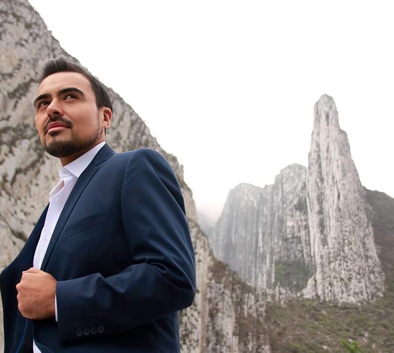 Climb Every Mountain and Never Give Up.
Photo session by Sofimak. 
⬇️
Album MÁS ALLÁ
@parquelahuasteca <a href="/nuevoleon/">El Gobierno de Nuevo León</a> 
.
#masalla #album #40years #popsinger #musicaltheatre #mountains #broadway #westend #nuevoleón #lahuasteca #bluesuit #sofimak #recordimgartist #actor #singer.