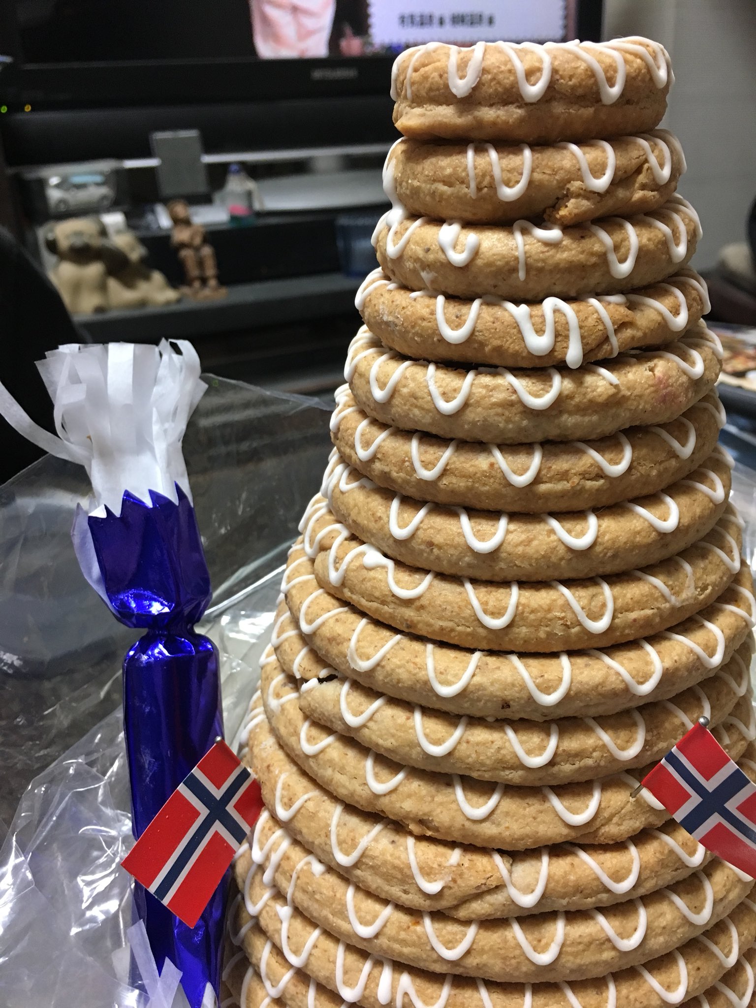 えぼり ノルウェー伝統菓子クランセカーケ アーモンドの焼き菓子で甘いっちゃ甘いんだけど意外に後に残らないのは卵白のみで練ってるせいかも バターや卵黄は使わないんですって T Co Cmut8fu0v0 Twitter