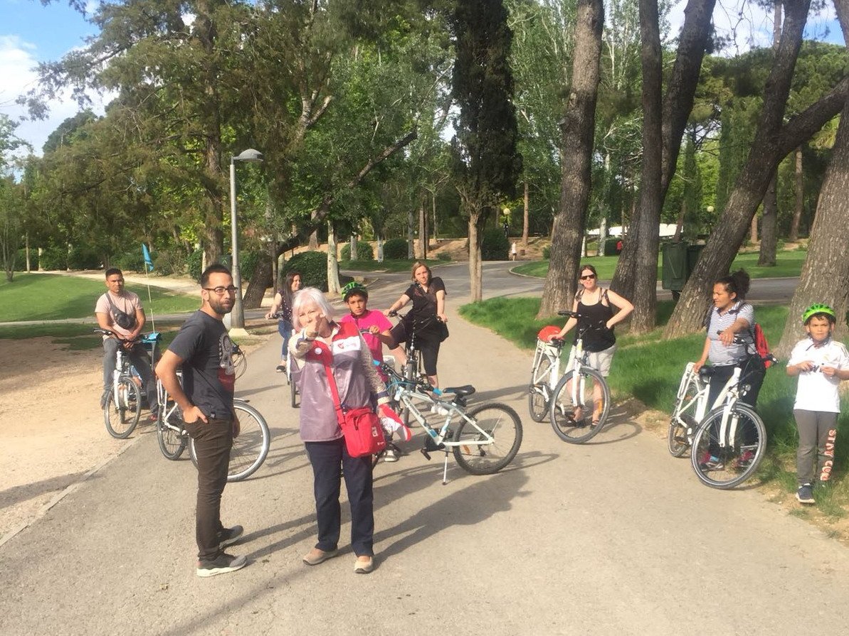 Mucha gente y muchas bicicletas por el Parque Grande en el #DiaMundialDeLaBicicleta y muy contentos de haber participado en la Fiesta del #DiaDelParque de #Zaragoza Repetiremos!