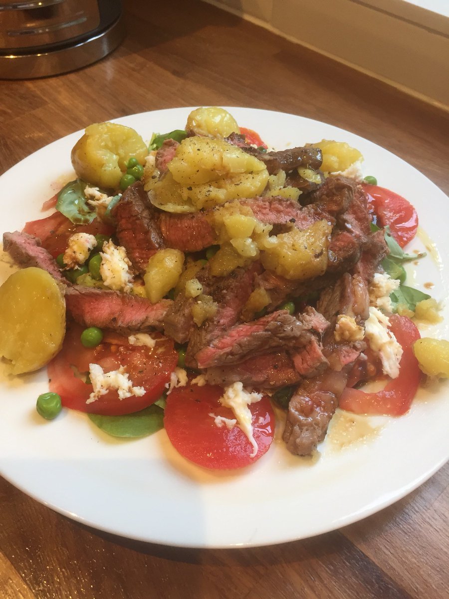 Summer salad with rare sirloin, garlic and basil new potatoes, peas, tomatoes, baby spinach and mozzarella... #yum #fresh