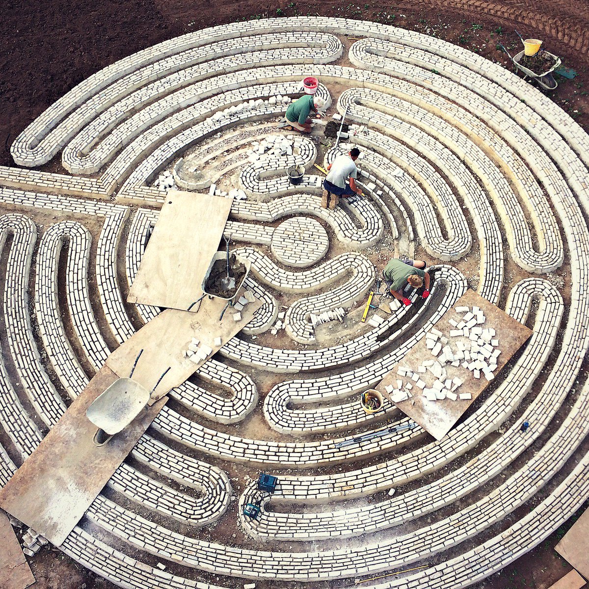 The story of the Labyrinth.
Marking out completed, and the laying of the Purbeck Stones taking place in these awesome photos.
#labyrinth #purbeckstone #limestone #markdraper #local #gardenersofinstagram #allseasons #graduategardeners #gardeners #instagardeners #gardening_feature