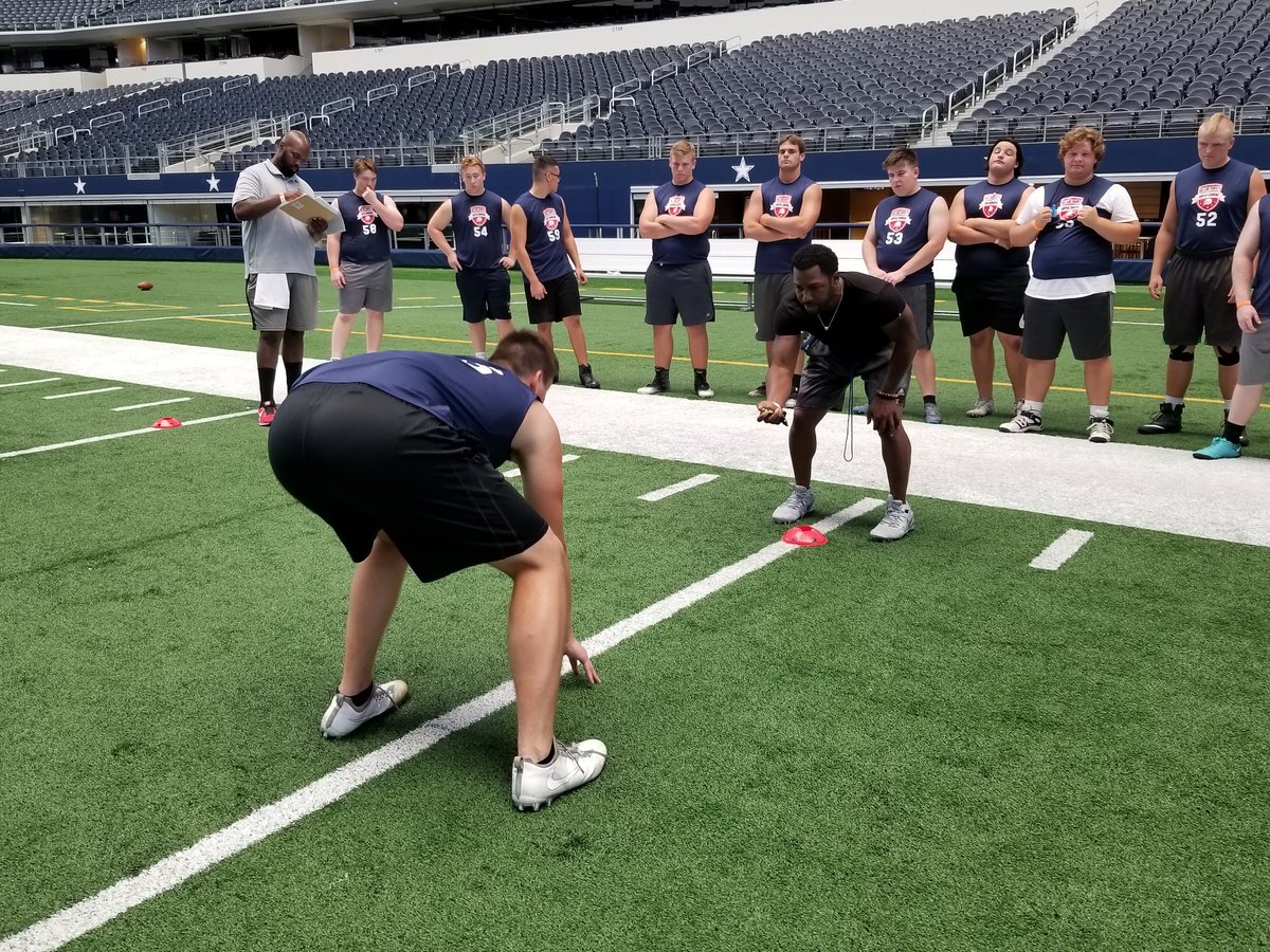 BlueGreyFB's tweet image. #NFL veteran trainer Reggie Young of @DriTowel shared his knowledge of the game at today's #BlueGreyFootball All-American Combine (Southwest Super).
