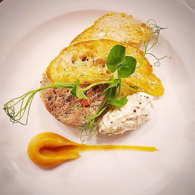 Braised pork with celeriac remoulade and Apple #Cardifflife #cardifflifeestyle #cardiffbay #cardiffbythesea #preshow #pretheatredining #braisedpork #celeriac ift.tt/2svgGV7