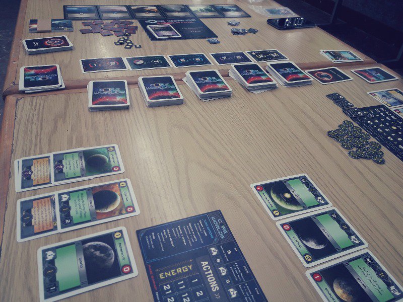 TSerradesanferm's tweet photo. Acabamos el retiro lúdico con 2 de los 3 mejores deckbuildings: #AeonsEnd y #CoreWorlds (#MageKnight el que faltaría pero el finde no dura más).
Em mi partida de Core Worlds, 3 horas que han parecido 1.
#juegosdemesa #jocsdetaula #jocs #boardgames #brettspiele #jeuxdesociete https://t.co/hLngXc3wyL