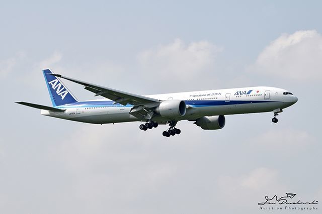 JenPaszkowski's tweet photo. All Nippon Airways - JA792A @FlyANA_official ✈️ Boeing 777-381(ER)
HND - LHR
Arrival runway 09L
26th May 2018
#aviation #aviationlovers #aviationphotography #girlsloveplanes #photography #POTN #planes #avgeek #airport #instaaviation #instagramaviation #megaaviation #megapl… https://t.co/RKISbaXlmz