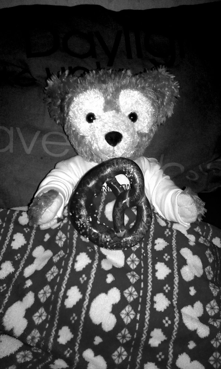 #7Days7photos I was nominated by <a href="/iamduffy/">Duffy</a> post Black/White for 7 days...

- No reason
- No humans

....Just furs!!!

Today I nominate no bear fur the challenge 

Day 4 me and my pretzel .....