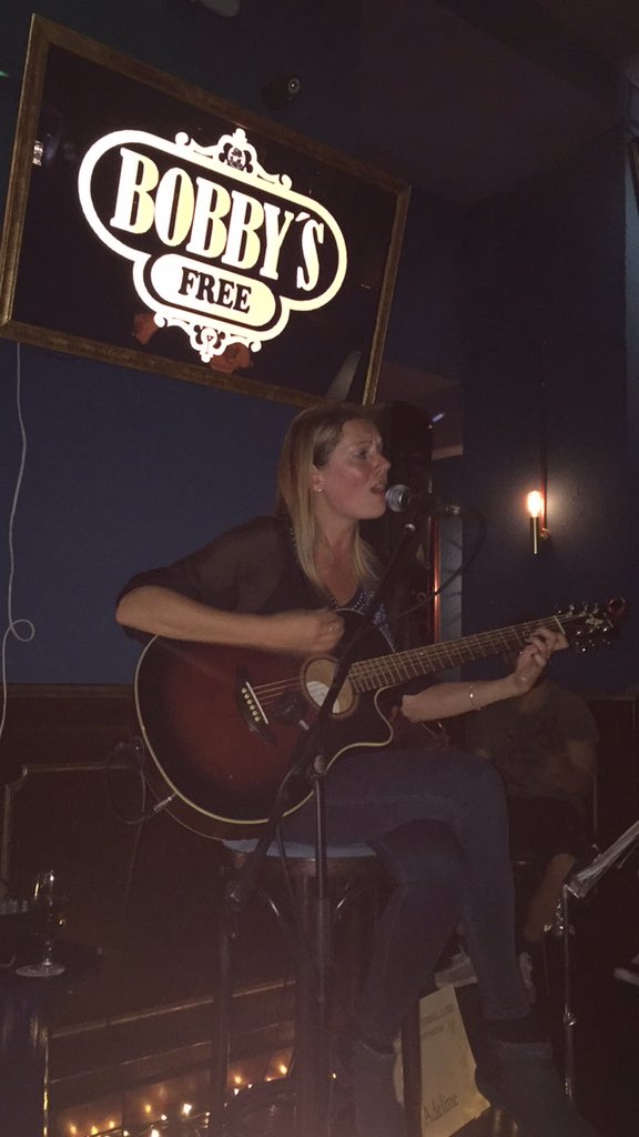delabuche's tweet photo. Incroyable chanteuse au bar secret Bobby's Free à #barcelone. Si un dénicheur de talent passe par là... Il y a une pépite ! Et pourtant je n'aime pas la musique ! @adelinesmusic #Sony #mymajor #universal https://t.co/jrmPs6nqo6