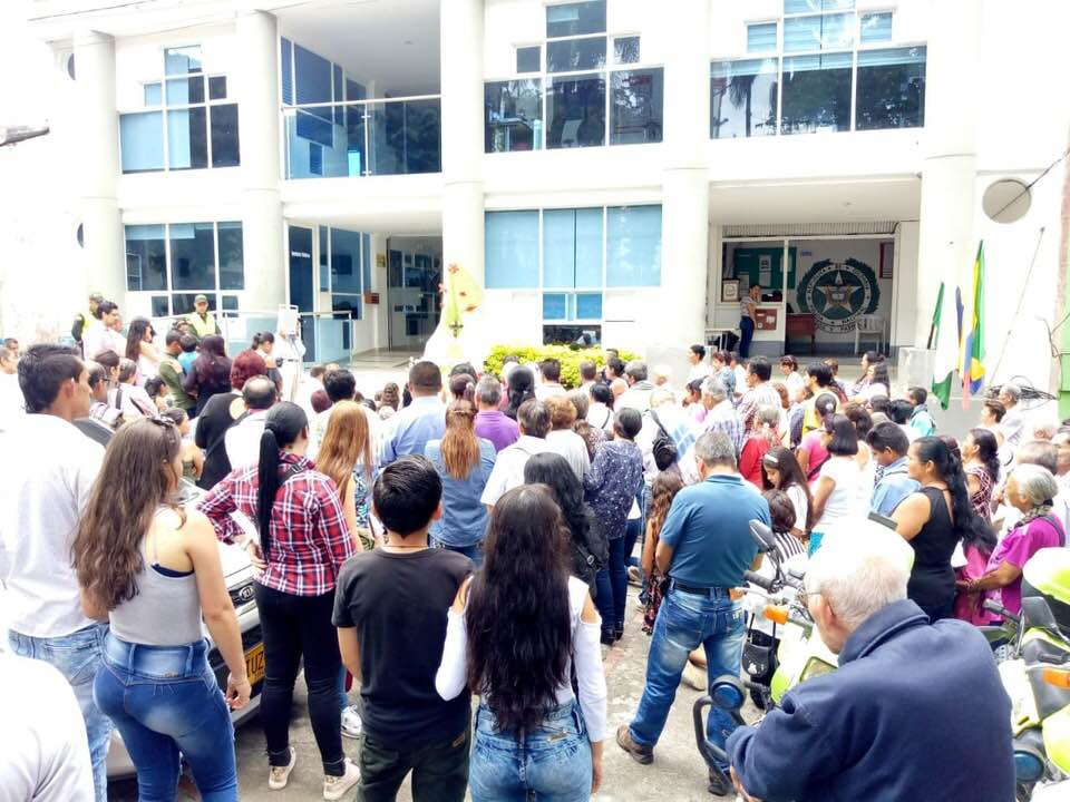 PoliciaCmarca's tweet photo. Nos vinculamos con los feligreses en la celebración Solemnidad de Corpus Christi de la iglesia católica. #MásCercaDelCiudadano #MiPolicíaDelCuadrante https://t.co/wGLouNtECm
