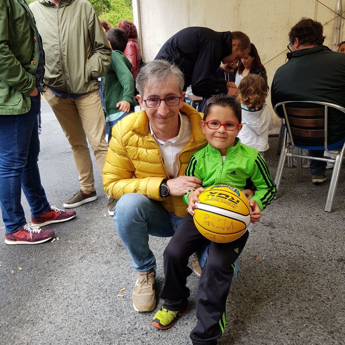Gracias <a href="/monchofdez/">Moncho Fernández</a> x tanta paciencia. 

#elbuenrollosenota #orgullososdenuestrosniños #cboutes
#VIpekebasket #cbportodoson pic.x.com/ijUbg3yLjq
