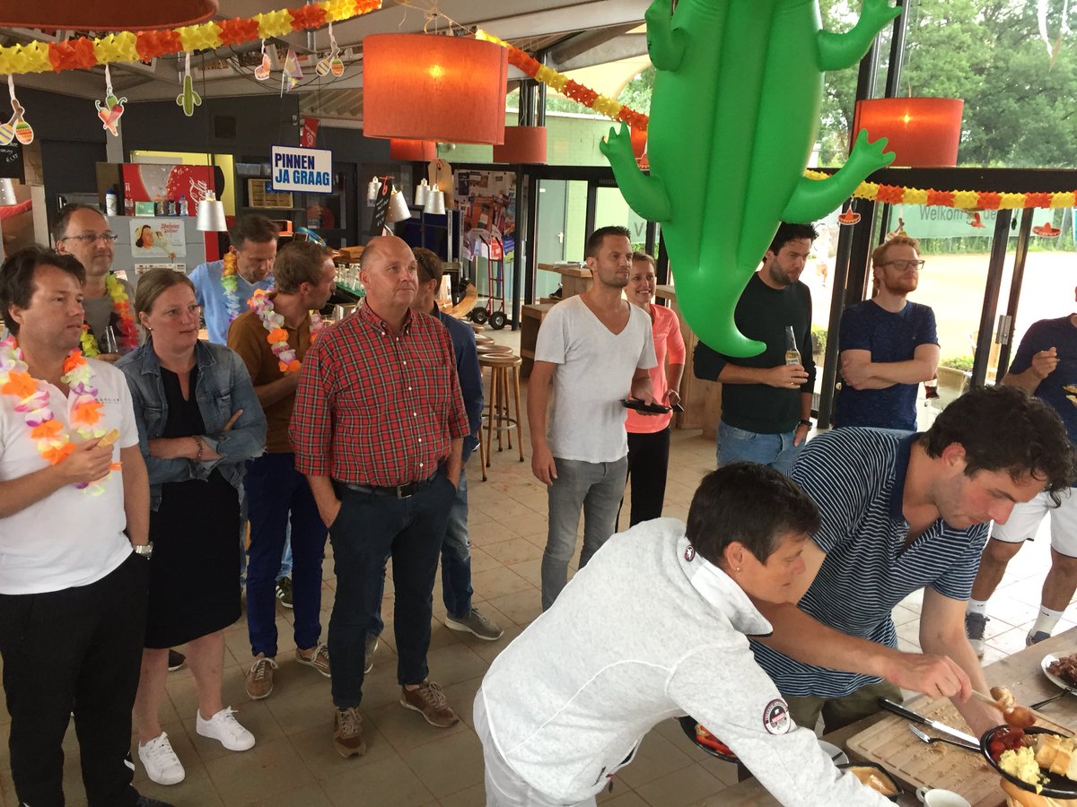 Afsluiting van de competitie. Met bbq. Wat een sfeer. <a href="/ZLTBtennis/">ZLTB</a> misschien wel de fijnste club van Zwolle.
