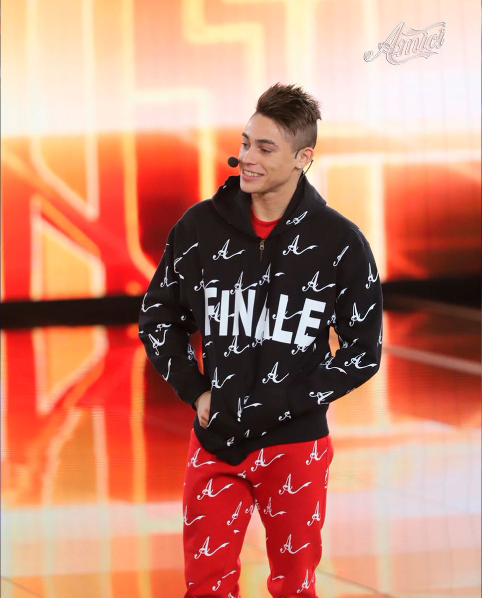 AmiciUfficiale's tweet photo. Einar è il quarto finalista del Serale di #Amici17! Quanti RT per lui? 😍 https://t.co/0XJV29ugAX