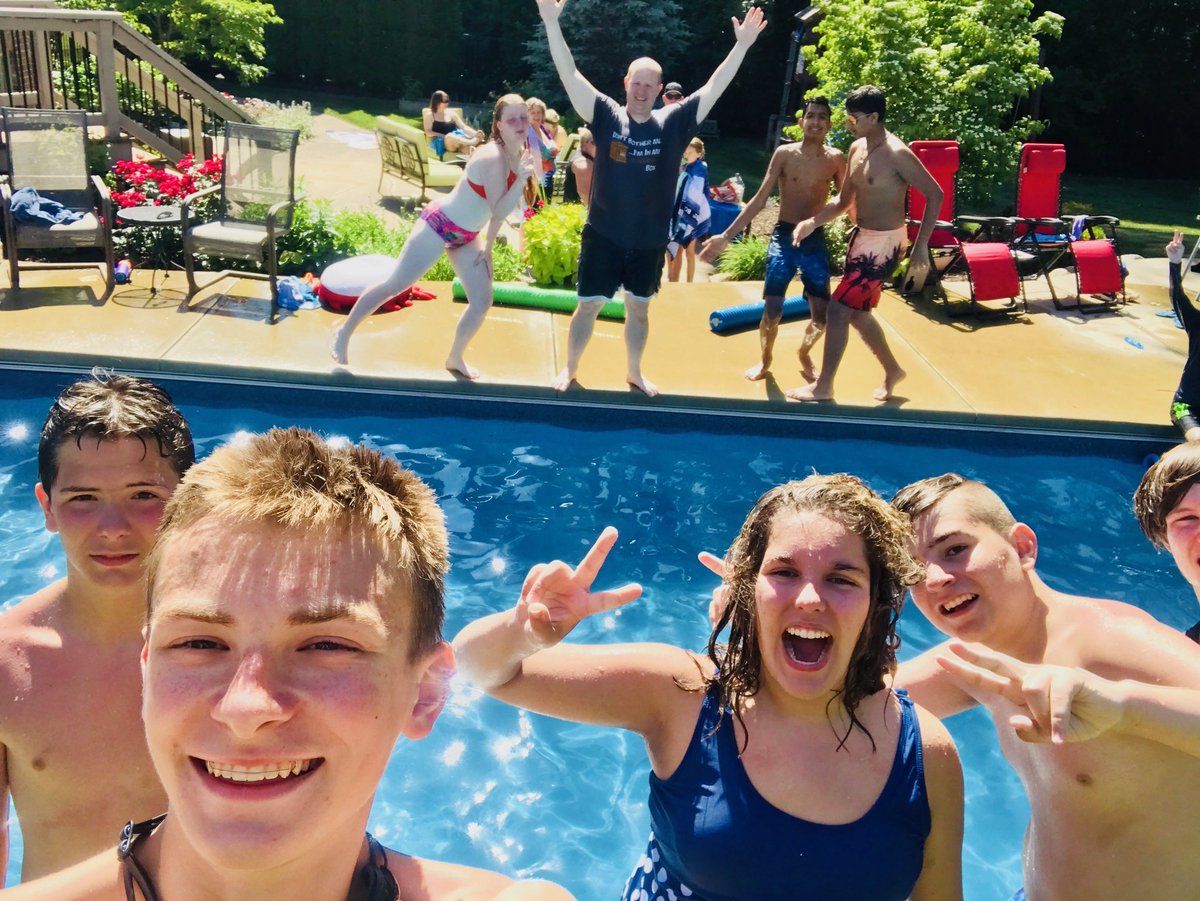 ftc13295's tweet image. CG Robotics Pool Party Fun!