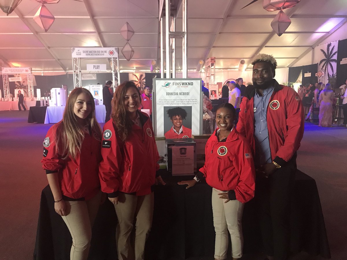 CityYearMiami's tweet image. #ICYMI: This weekend, the @MiamiDolphins hosted the 22nd Annual @FinsWeekend! The festivities raise funds to support @CityYearMiami and #scholarships for deserving students! We’re grateful for this incredible #partnership! @miamischools #makebetterhappen #finsweekend
