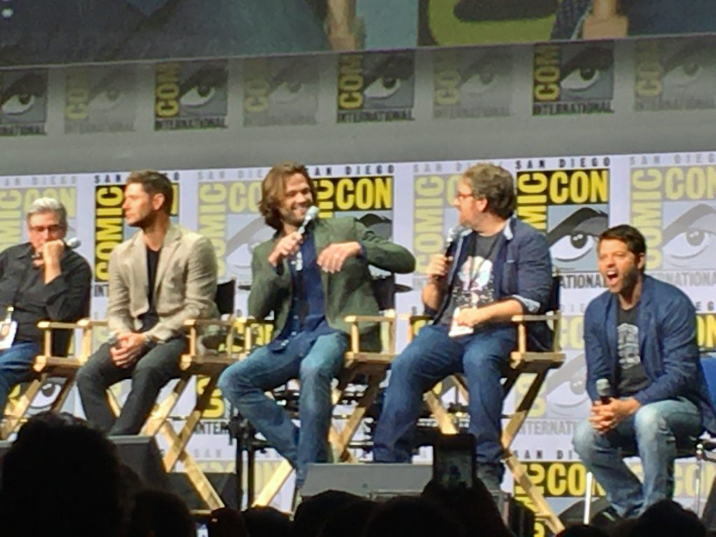 SPNpoder's tweet photo. 1 - foto favorita do Misha em uma convenção.

 #10DiasComMisha

Essa foto além de ser engraçada foi bem divertido a cena, Misha levou sua própria cadeira durante a  convenção. Jensen, Dab e Jared parecem gigantes se comparamos o misha com eles três. Misha na cadeira das crianças. https://t.co/EQYw96jaYK
