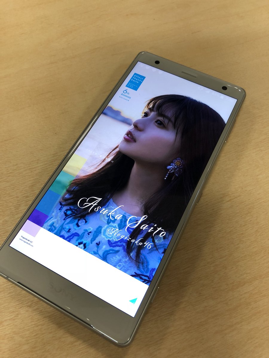 Juri Androidをxperia Xz2に 機種変更してみました 最近は壁紙が綺麗に写るのを基準に スマホ選んでる気がします笑 Iphone Xに比べて 白が白く表現されてます