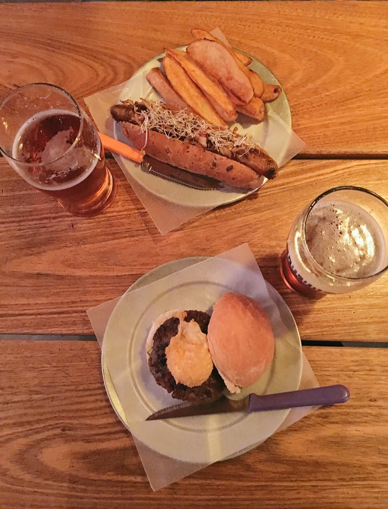 Pagina924's tweet photo. Bajonear el finde gracias a #theburgerweek2018 en Los Infernales 🍔 a solo 99 pe es una mega ganga y súper rica - hasta el 10/6 https://t.co/QmTttDy1Qn