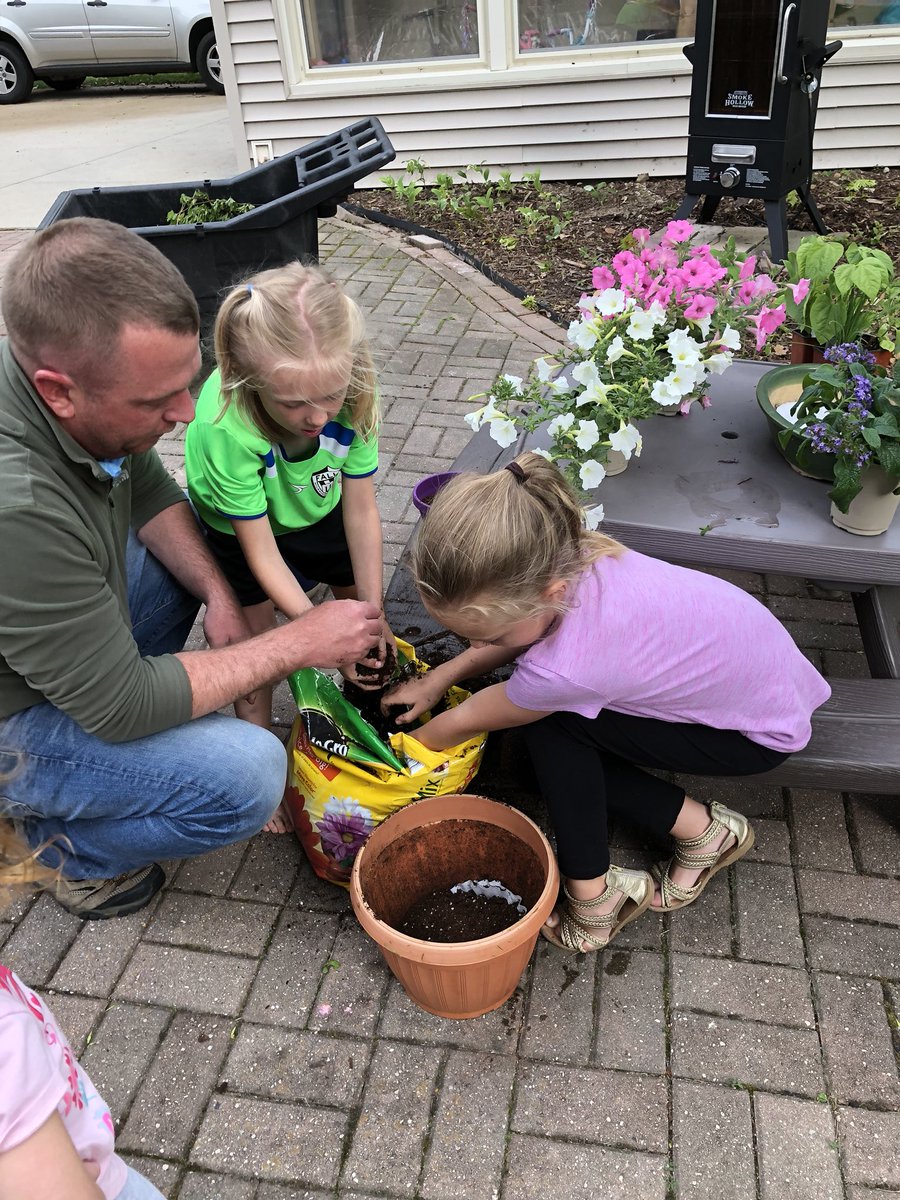 ckaebs's tweet photo. @MsWsClass Little gardeners in training https://t.co/gTjByfxydT