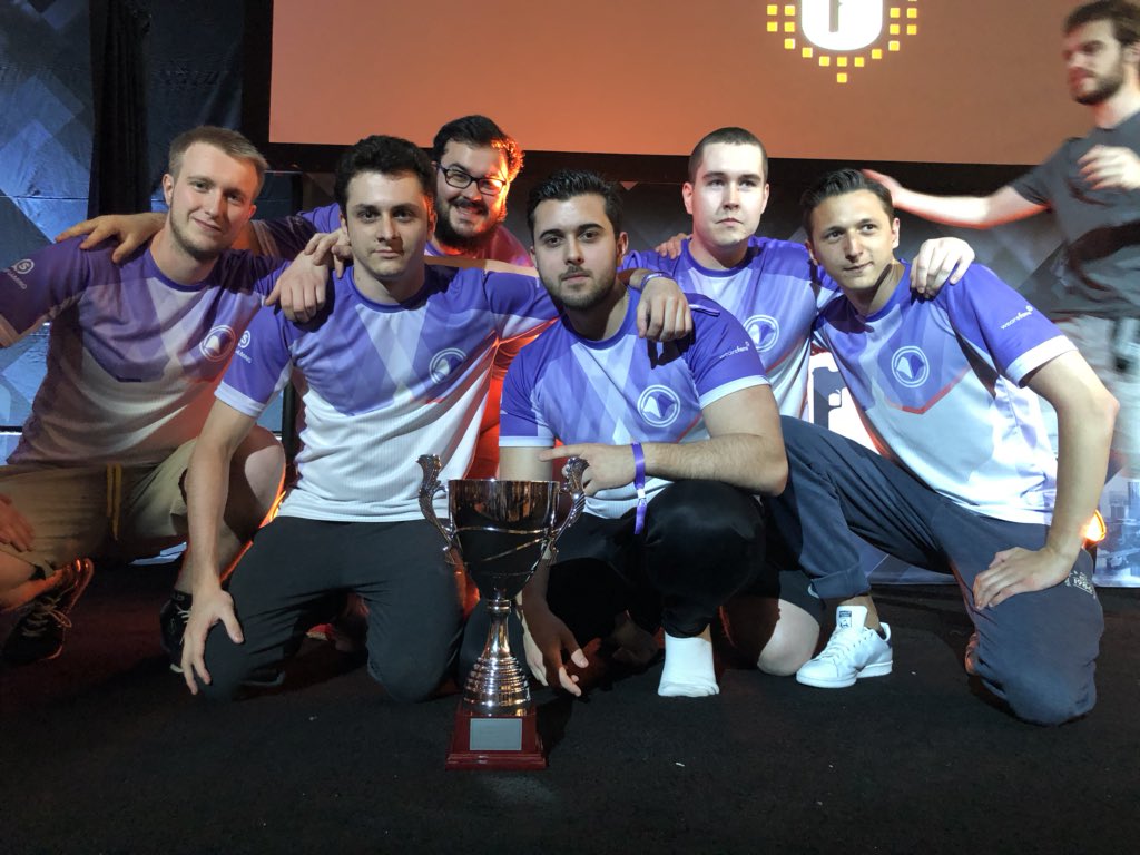 MilleniumTeam's tweet photo. CHAMPIONS ! 🏆

Notre équipe #R6S remporte cette #DHATX18 2 à 1 face à @EvilGeniuses après un match ultra serré ! Énorme mental de la part de nos joueurs, des machines ! 👊🏼

#MFighting 💜 https://t.co/gLXVWlWYGf