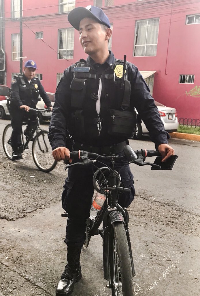 elisaalanis's tweet photo. ¡Muchas gracias, policías Castillo y Martínez! 🙏🏻🙏🏻
Nos localizaron para darnos la cartera que se nos cayó en la calle.
👏🏼👏🏼👏🏼
Cc @hiramalmeidae @SSP_CDMX @UCS_CDMX https://t.co/UyHeExSiLc
