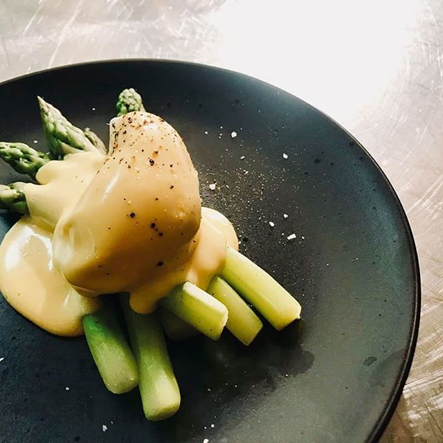 Classic asparagus with poached egg and hollandaise #ffresh #ffreshwmc #Cardifflife #cardifflifeestyle #Cardiff #cardiffbay #cardiffbythesea #asparagus #hollandaise #preshow #pretheatredining ift.tt/2sANI5y