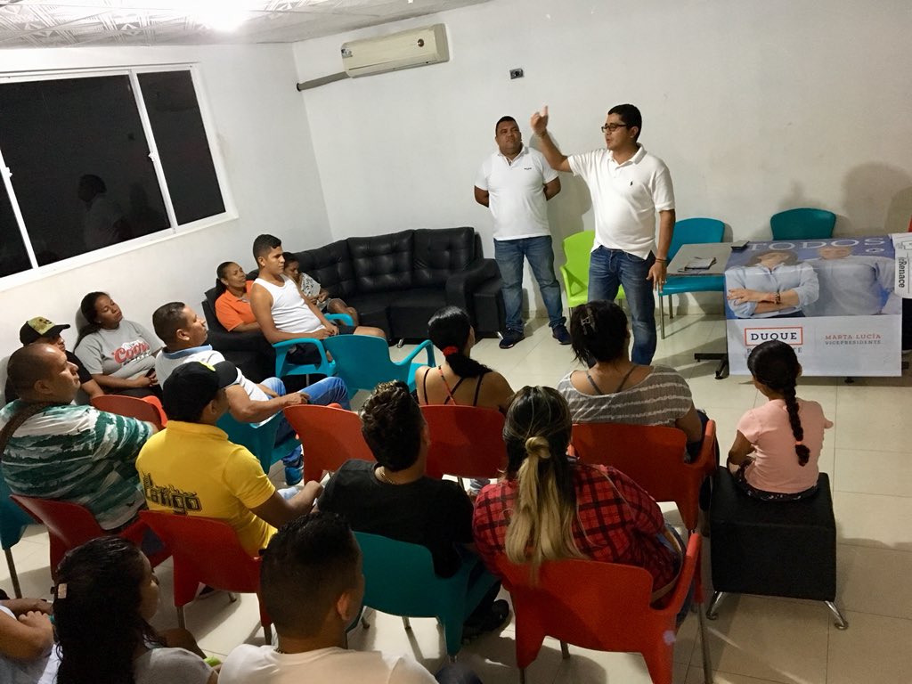 andres0690's tweet photo. Llegamos a la comuna 5 de Valledupar llevando el proyecto de @IvanDuque con el representante @CJoseMoreno y llevando soluciones al  #emprendimiento #liderazgo #Mir #MirRenace https://t.co/hzSFrBMxTS