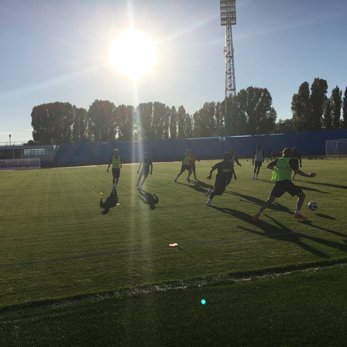 Rene1969Weber's tweet photo. Nationalteam trainiert nach 1:1-Sieg gegen Brasilien in Toljatti... sogar die Sonne lacht ihm zu!!!!@suedostschweiz @news_aus_der_so@football.ch https://t.co/dwdu7CQa2l