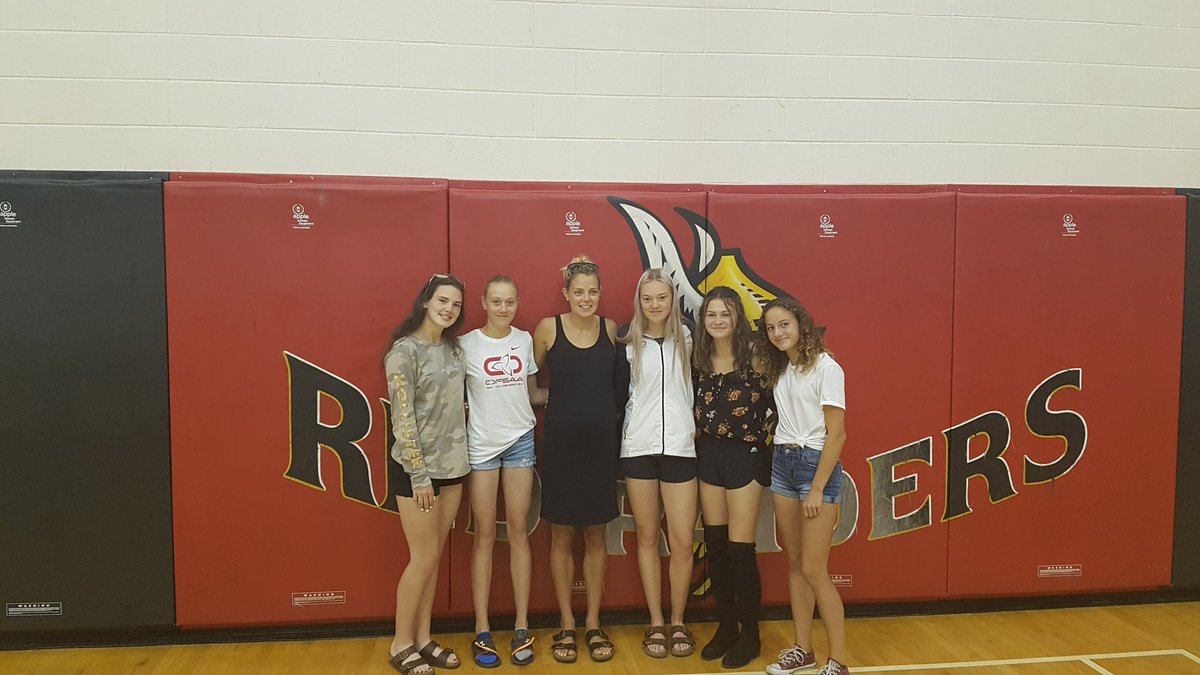 EssexTrackField's tweet photo. Thanks @BishopMelissa for taking the time to meet our team #raiderpride #4x400 https://t.co/xpmd3D1VV9