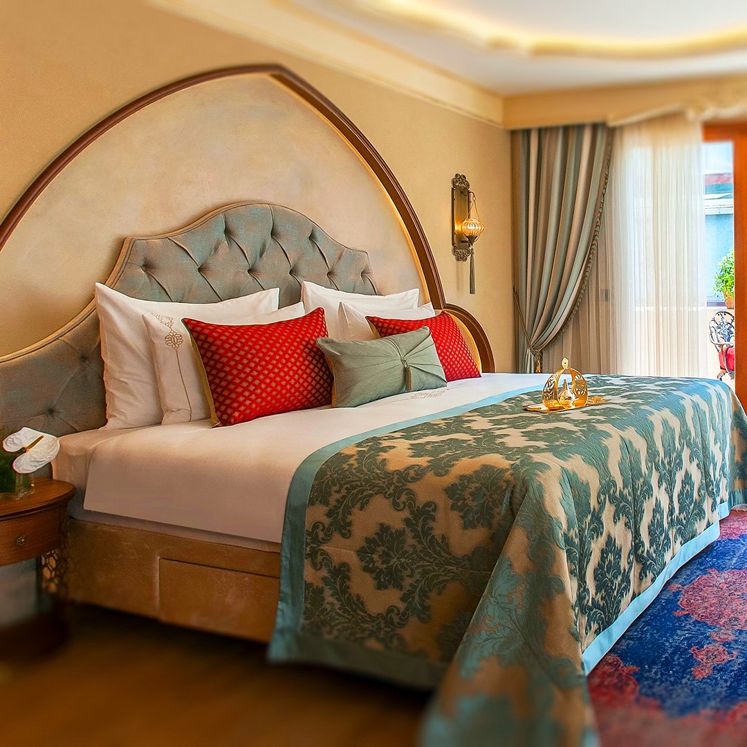 Spacious terrace rooms offer a distinctive experience and include furnished terrace balconies perfect for breakfast or afternoon cocktails.
Teraslı odalarımız kendine özgü bir deneyim sunar. Teras mobilyaları bulunmaktadır kahvaltı veya öğleden sonra kokteylleri için mükemmeldir.