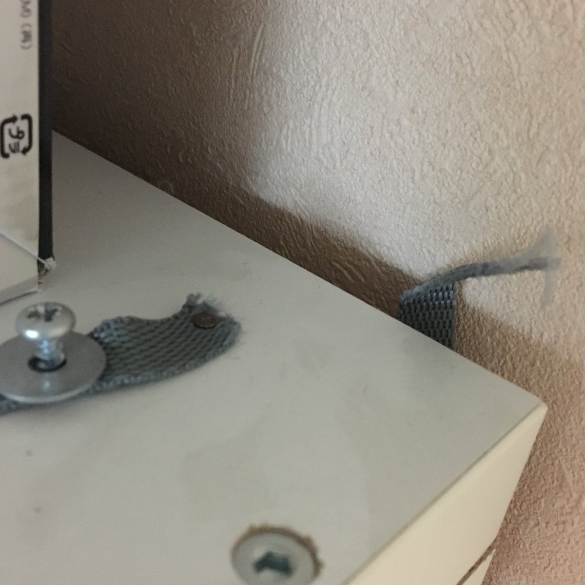 こもりまさし こもりん A Twitter 地震対策をしていた つもりの 我が家の本棚6つのうち L字金具 タイプの2つは壁からすっぽ抜け転倒 ナイロンロープで止めるタイプ2つはどちらもロープが断裂 突っ張り棒タイプは耐えた 優秀