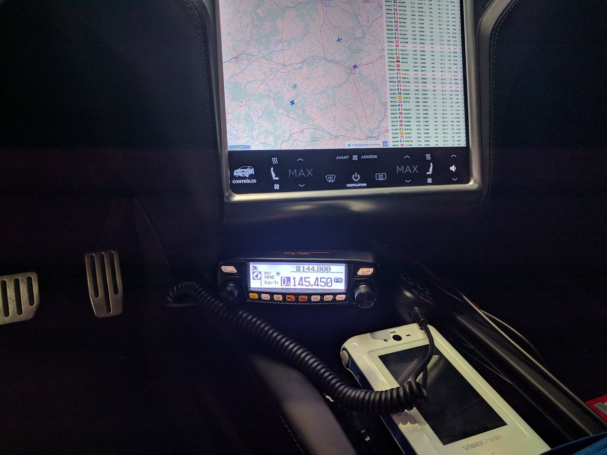 RatZillaS's tweet photo. C'etait le Meeting de l'Air ce weekend sur la Base @105Evreux
.Pas une minute de repos et plus de voix 😶, Démonstrations radio, securité civile et aérienne avec @Qwant_FR et @HANDHackers aux côtés des soldats de l' #EAC2P. Merci pour l'accueil ! https://t.co/F3SsLjfwnb