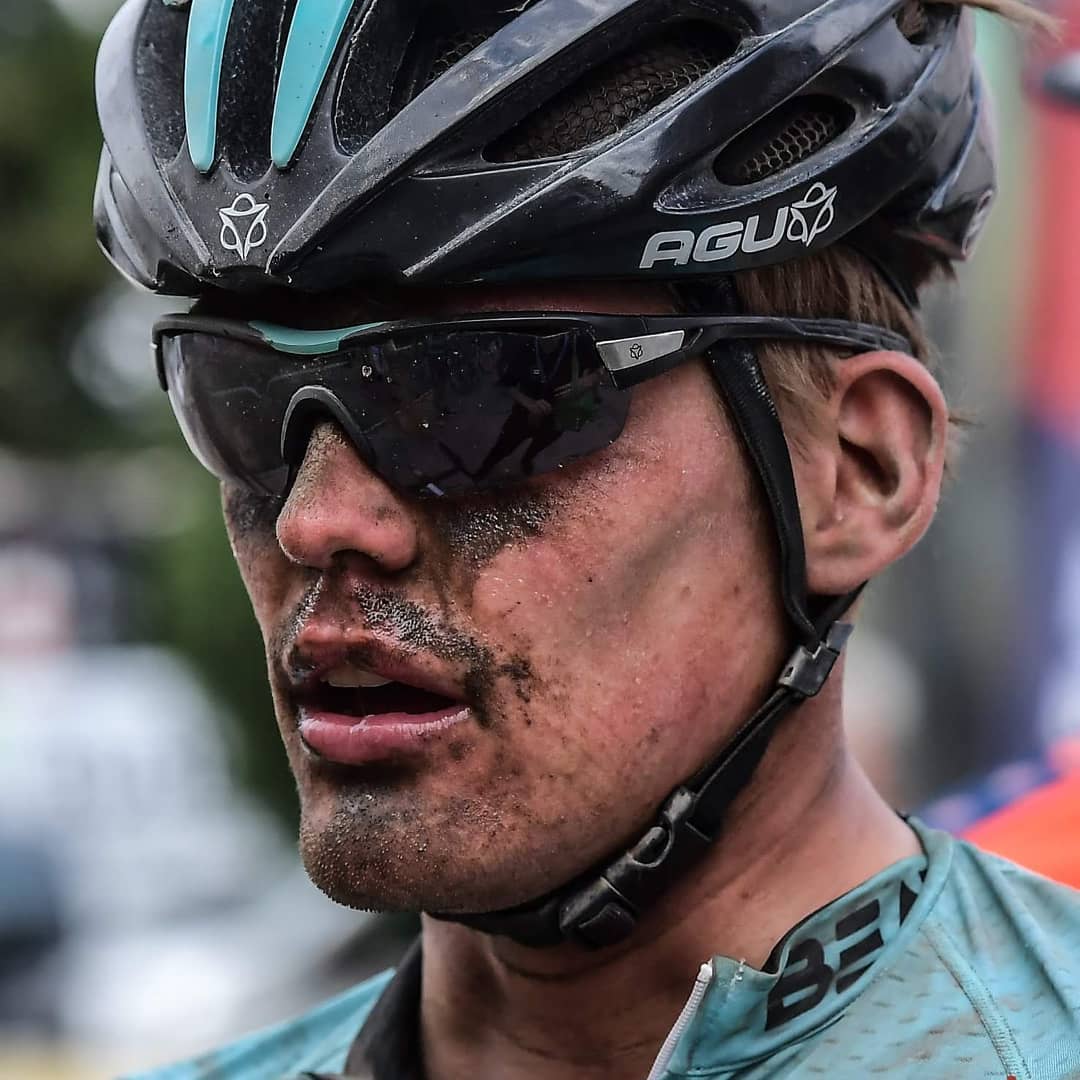 AGU_cc's tweet photo. Nooit pech, maar bij #dwarsdoorhethageland drie keer lek en een valpartij. Respect voor @PiotrHavik die toch weer opstaat, aansluit en finisht 💪🏼. #DDHH18. #EVERYDAYRIDING https://t.co/mu18Np7YIm