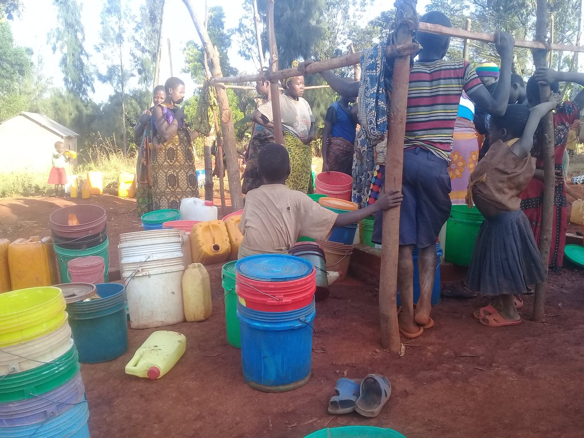 FidesMashaka's tweet photo. Hapa ni katika gati NO 2 la maji lililojengwa na shilika la oxfam kwa ajili ya kutusaidia sisi wananchi , maji yalikuwa ni kelo kubwa sana saiv afadhali  ingawa bado kuna uhaba wa maji.Tunaomba mashilika mengine muendelee kutusaidia maana majibado ni kelo.@majaliwakassim@ UNHCR https://t.co/hu5qOLkViW