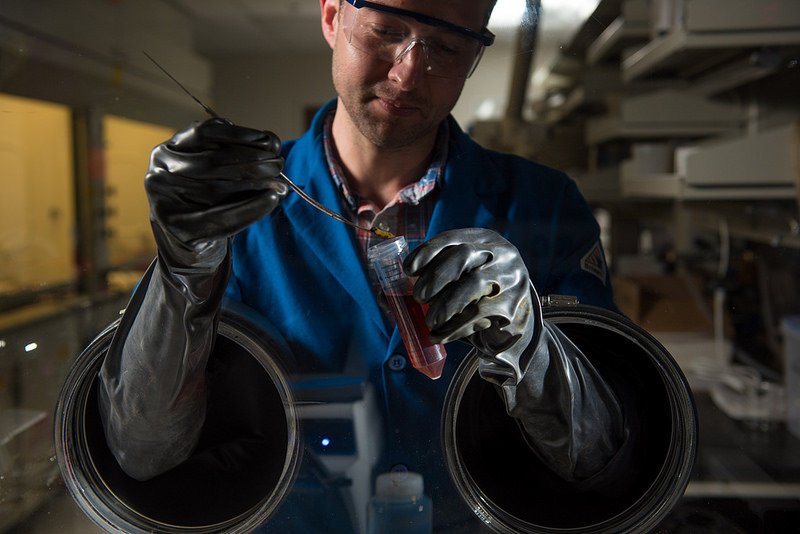 PNNLab's tweet image. An organic molecule used in dyes and antibiotics may be the key to less expensive, more efficient #redoxflow #batteries.  buff.ly/2JCTBq9