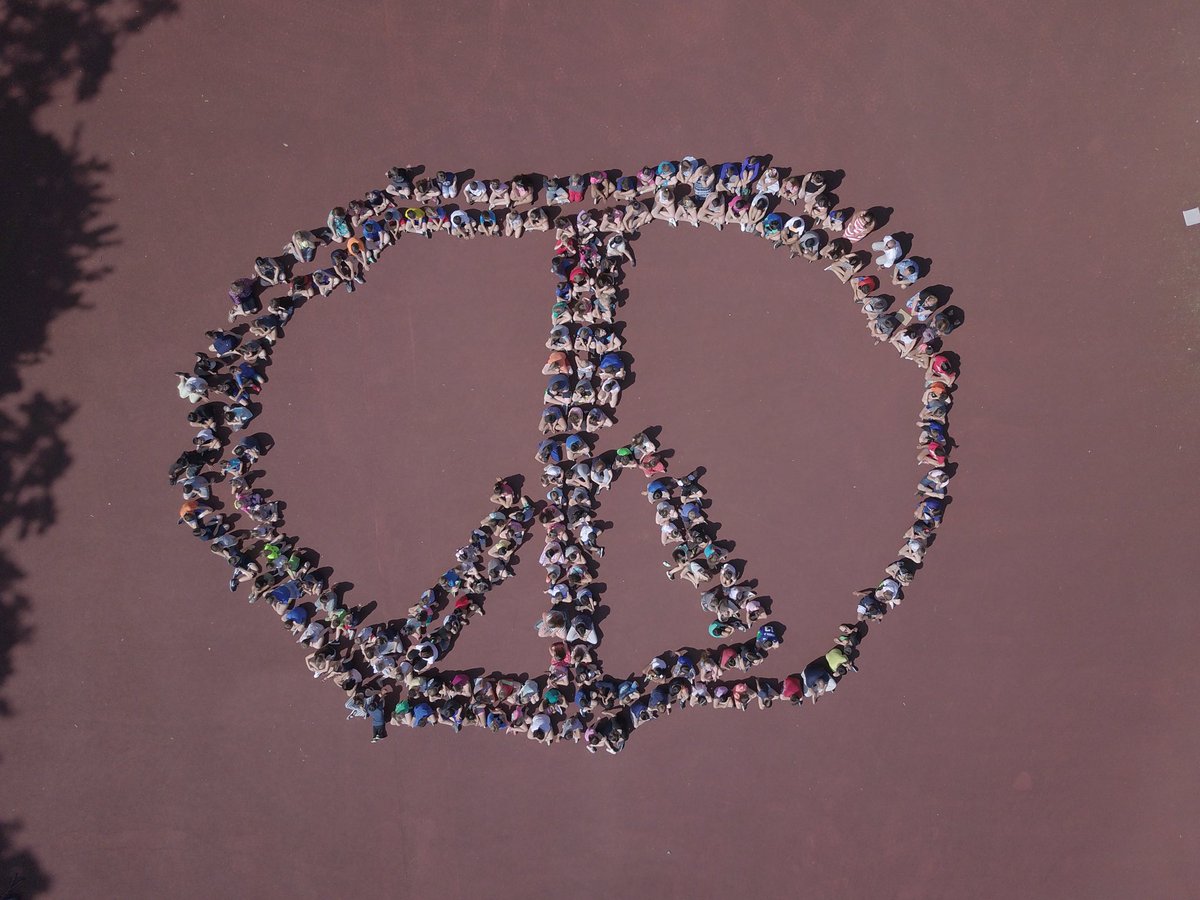 CWCLincolnElem's tweet photo. Thank you to @TapDestroyer for taking these incredible photos for our ELP Unity project. Thanks to @tufanocwc @adventuresin2L @CindyHalen1 @shklepesch and our of our ELP students. ✌🏽🌞🌔💫🌏🌍🌎 https://t.co/ln6HbaDFIH