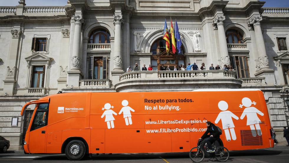 Mis_Senti2's tweet photo. @ahorapodemos @Irene_Montero_ @Chester_cuatro #irenemontero corre que se os escapa el bus de la intolerancia!!!! Claro que se puede regular la #GestaciónSubrogada !! #ChesterMyWay #RespétameRespétanos #GestaciónPorSustitución #Pride2018 #PabloIglesias https://t.co/EjCXfeZEZr